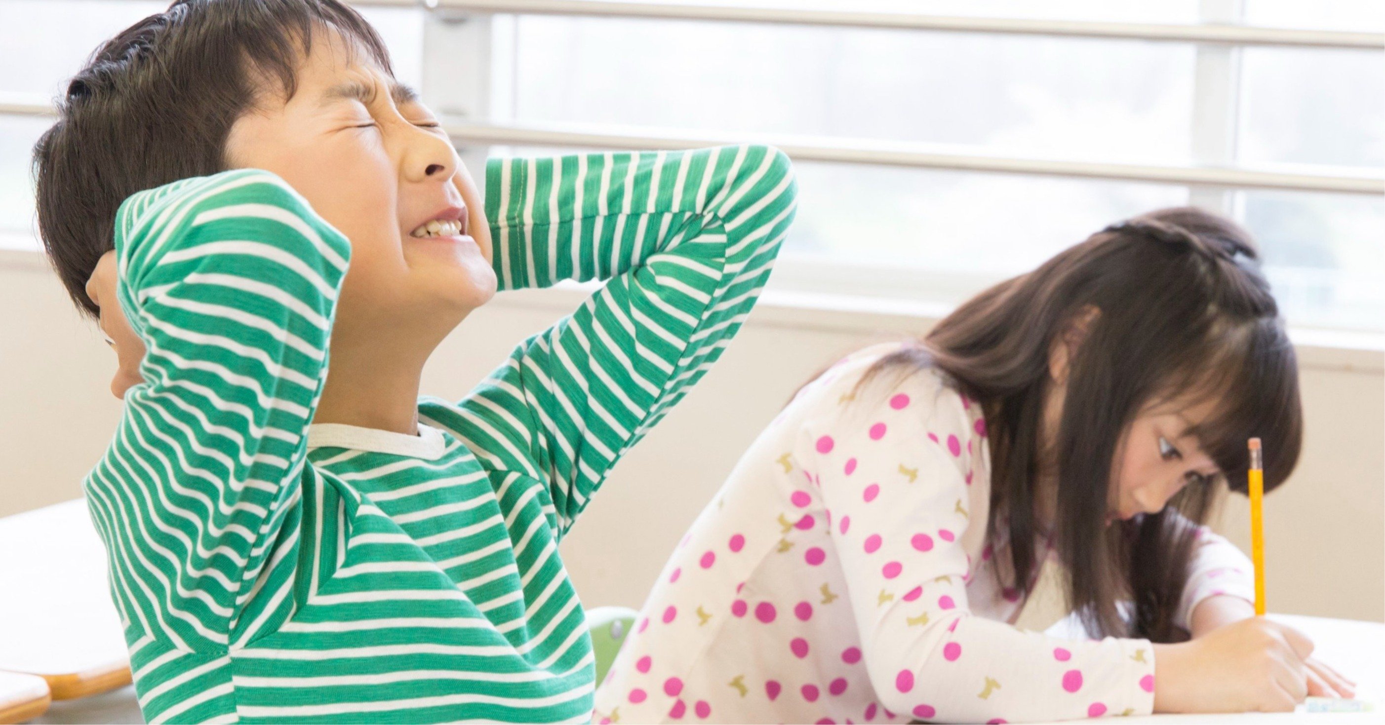 勉強の途中で頭を抱える小学生