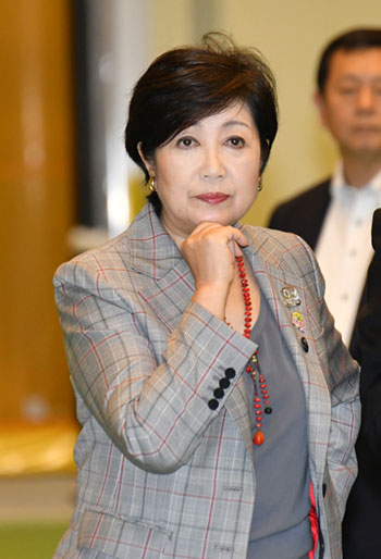 豊洲市場を視察する小池百合子都知事 豊洲市場を視察する小池百合子都知事