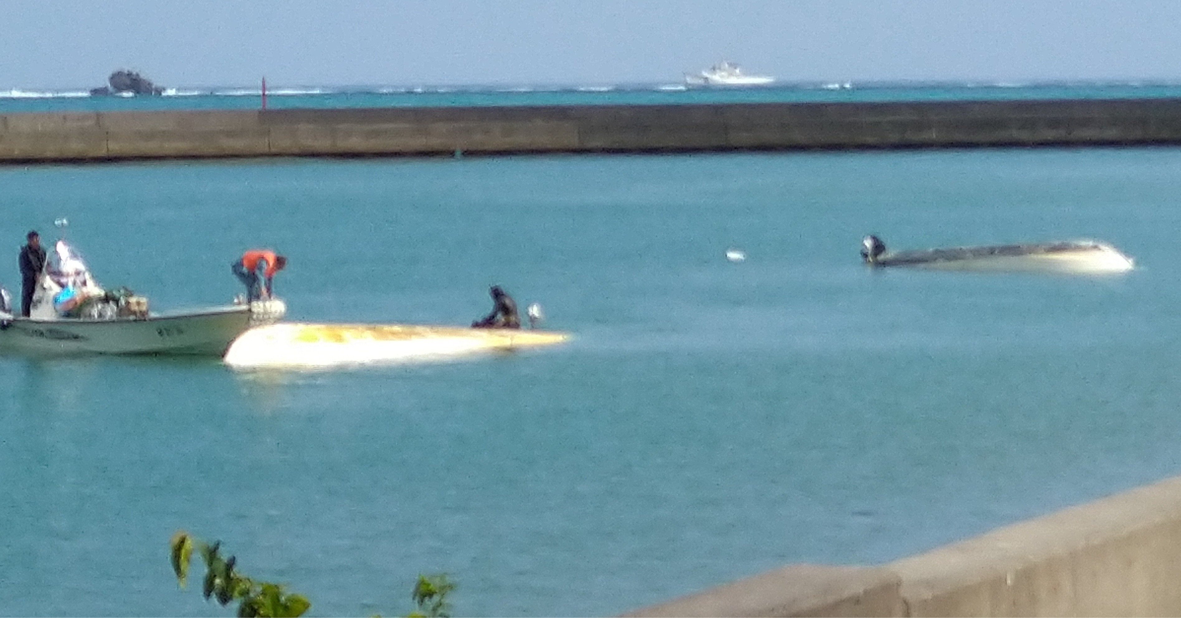 辺野古沖で船2隻が転覆し船長と研修旅行中の生徒が死亡した事故で、岸壁近くまでえい航された2隻の船
