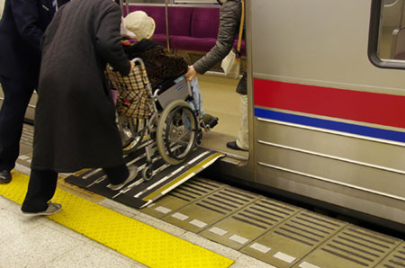 電車とホームの隙間・段差が改善!?進む鉄道のバリアフリー