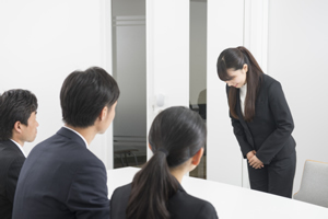 学生を採れる中小企業は、説明会ブースにいる社員が若い