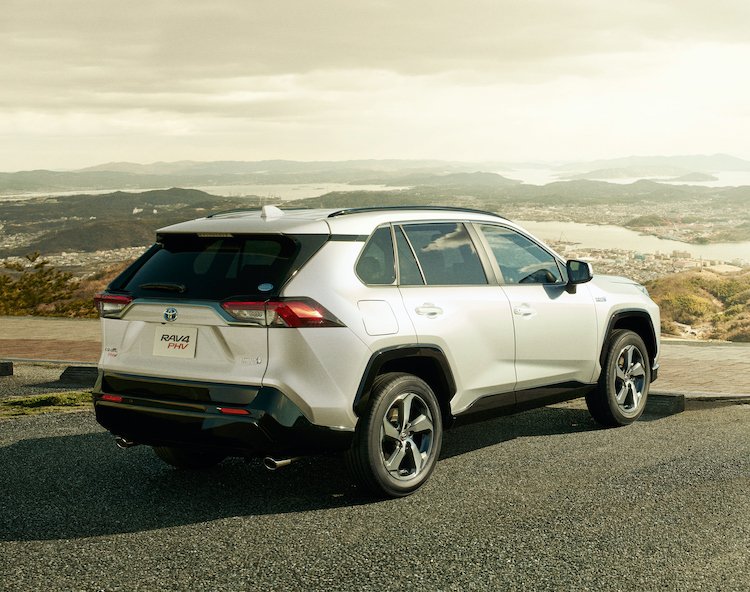 トヨタの人気SUV「RAV4 PHV」と「ハリアー」が差別化できた理由  男の 