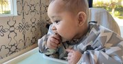 赤ちゃんがステーキにしゃぶりつく!?米国で人気急騰の離乳食とは？