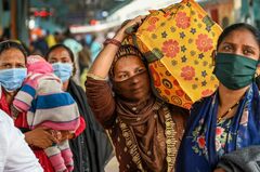 インドのコロナ感染者数、2大都市で急減　峠越えへの期待高まる