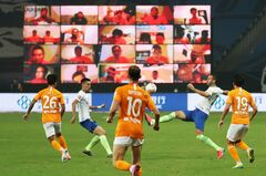 習氏「サッカー大国」の夢、プロの惨状が足かせに