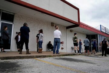 米就業者数は251万人増、失業率13.3％に改善　5月雇用統計