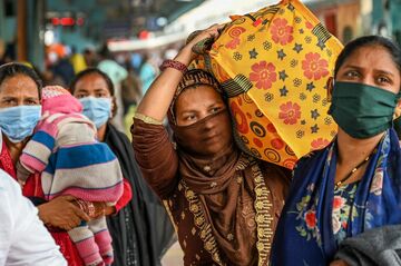 インドのコロナ感染者数、2大都市で急減　峠越えへの期待高まる