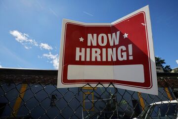 投資家「あと2回利上げ」に傾く　米雇用統計で