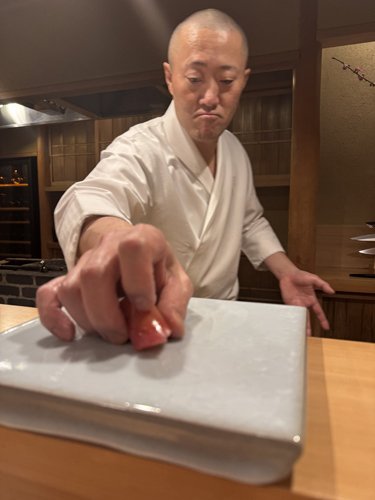 すっと差し出されたこの一貫。鮨屋の説得力は、結局この距離で決まるのです
