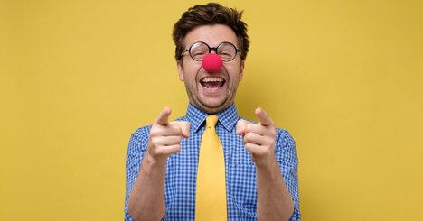 職場で出世するのは「バカなフリ」をする人。その理由