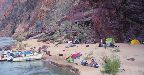 ビルの屋上にテントを張ってみて…モンベル創業者の登山家が都会で見つけた“自然”がカッコよすぎた