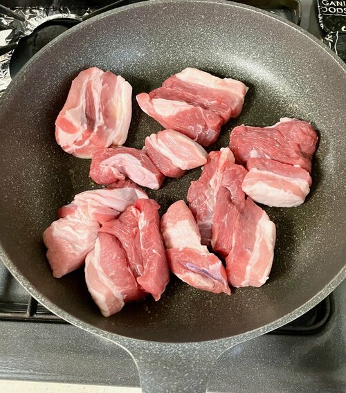【自宅でおつまみ】ワインと相性抜群!豚肉を煮込んでほぐす「リエット」簡単レシピ