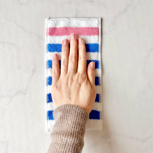 「持ち歩きやすくて助かる」ローソンでしか買えない“無印良品の天才グッズ”可愛い上に優秀すぎる！「かさばらなくて絶妙」「シワにならないのが最高すぎ」