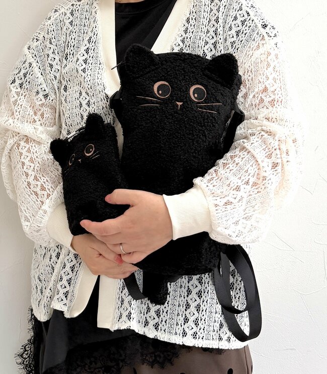 「可愛すぎて捕獲」「迷わずカゴに入れた！」カルディの“猫みたいなモコモコバッグ”ギュッと抱きしめたくなる可愛さ！「即買いしてしまった」《購入レビュー》
