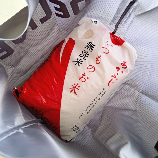 お米袋を入れてもやぶれない！3COINSの“30kg入る大容量エコバッグ”が頼もしい！「しっかりしてる」「コンパクトだし持ち運びにも便利」