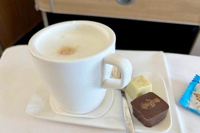 チョコレートにはカプチーノと勧められた取り合わせで食事の余韻を確かめる