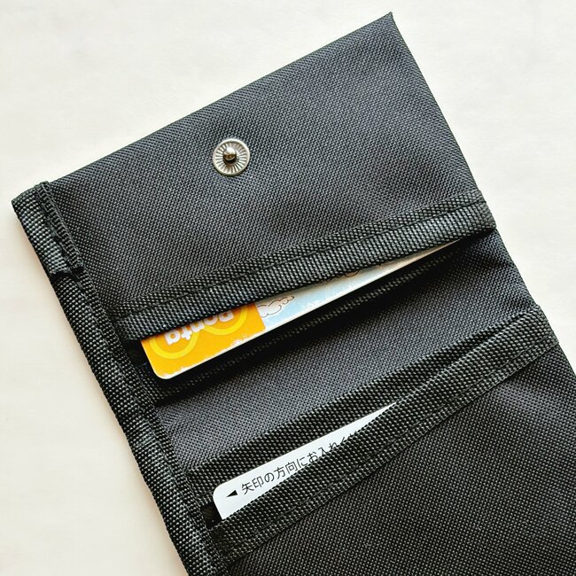 小銭やお札が取り出しやすい！ダイソーの「スマホより小さいミニ財布」カードが12枚入って便利！《購入レビュー》
