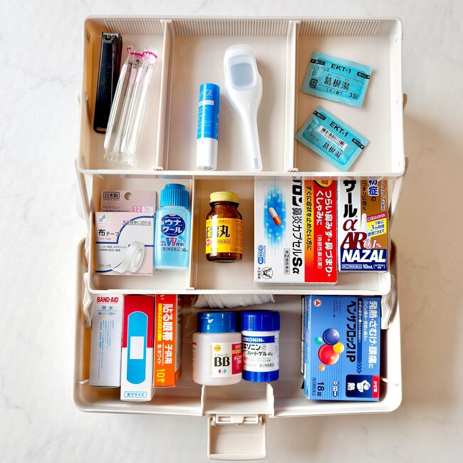 診察券が92枚も入った！3COINSの“中身がひと目でわかるケース”お薬手帳や処方薬もたっぷり入って便利！「3個目の購入です」「ガバッと開くので探しやすい！」