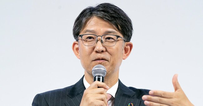 報道陣に説明するトヨタ自動車の佐藤恒治社長