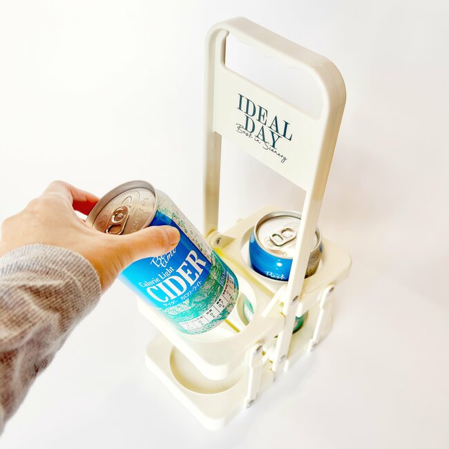 「スタバの店員さんに褒められました」3COINSの“天才ドリンクホルダー”便利すぎて毎日持ち歩きたい！「迷わず購入しました」「これでスタバが楽になります」