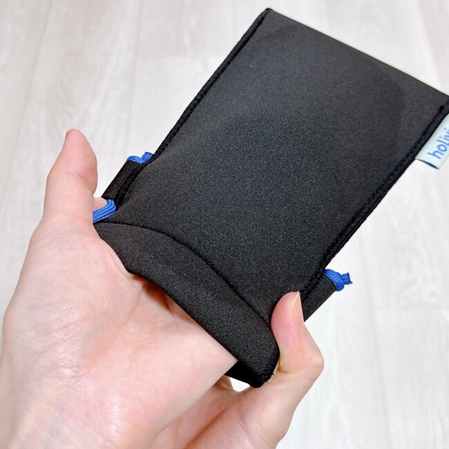 カードや診察券が10枚入った！3COINSの“片手でパカッと開くサコッシュ”お財布代わりに使えて便利！「1つ持ってると便利」「簡単に開閉できて使いやすい」【購入レビュー】
