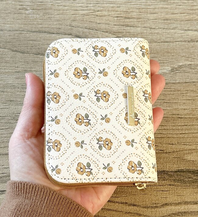 カードや診察券が11枚入った!アフタヌーンティーの「レトロかわいいカードケース」ガバッと開くし、ミニ財布にもなって優秀~!