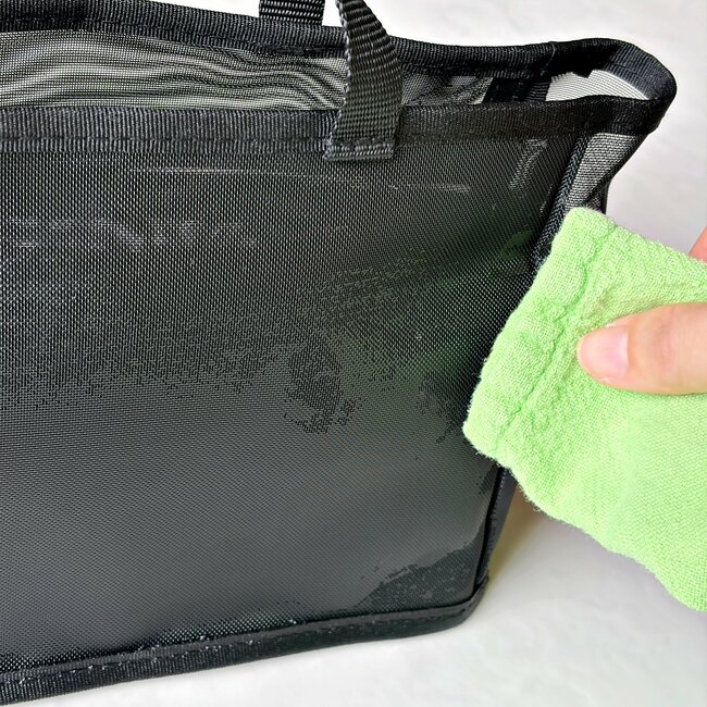 「濡れてもすぐ乾く」「汚れが目立たない」無印良品の“風通しのいいポーチ”ポケット豊富で優秀すぎる！「追加で購入予定です」