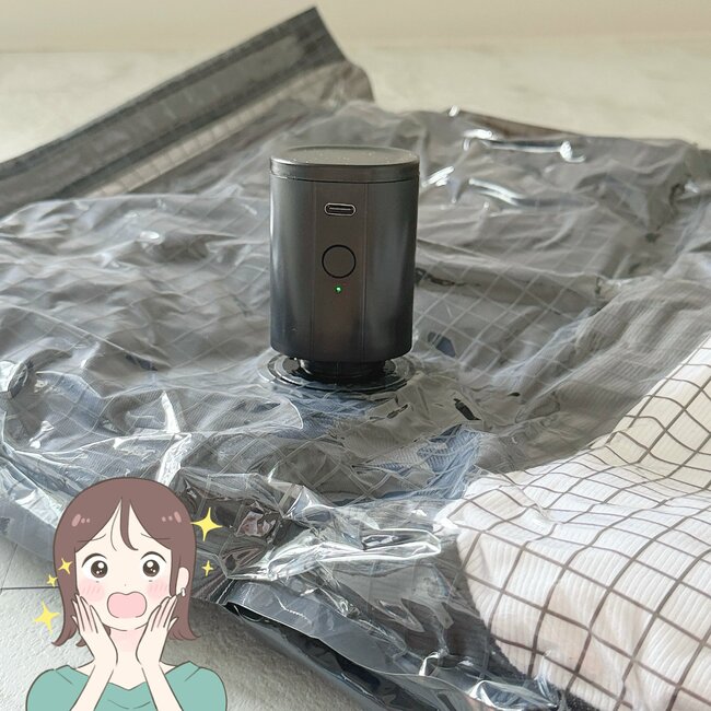 【3COINS】もう掃除機いらないじゃん！手のひらサイズの“圧縮アイテム”が大人気「旅行に必須です」「かなり楽になりました」《購入レビュー》