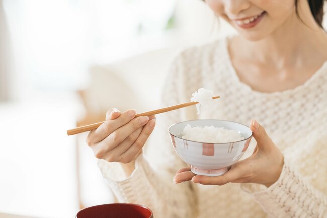 「炊き立てのご飯」と「冷やご飯」、血糖値が上がりにくいのはどっち？【太らない食べ方のコツ】