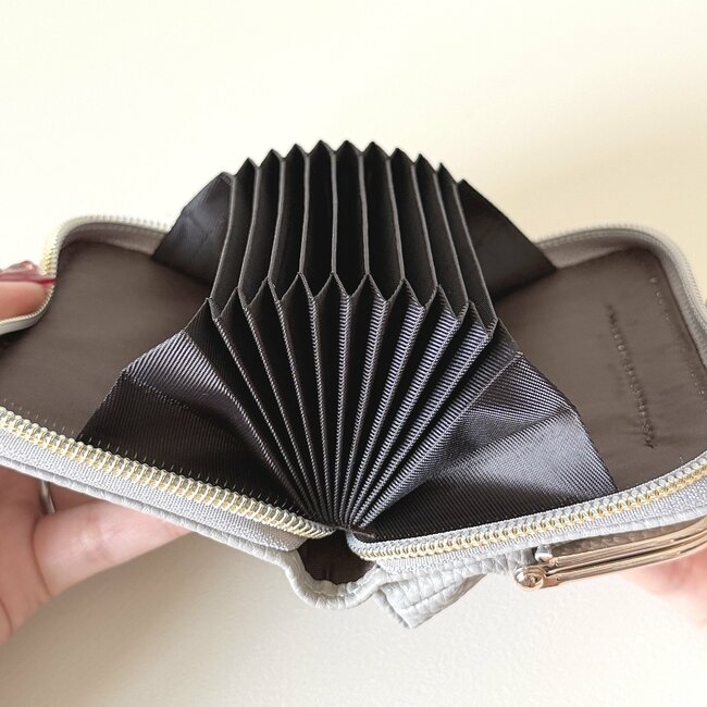【しまむら】小銭が取りやすくて感動！1419円の「高見えミニ財布」カードが29枚も入って収納力すごい！《購入レビュー》
