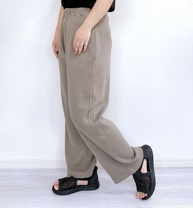 「全カラー買いたいです」無印良品の“ゆったりパンツ”楽ちんなのにキレイ見え!「最高にはき心地が良い」「リラックスしながらも上品」《購入レビュー》