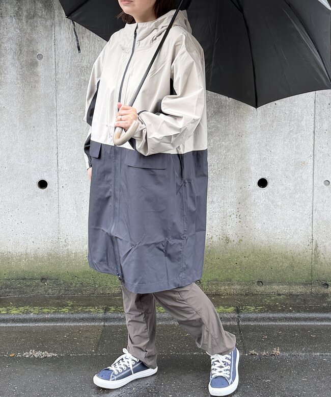 「雨の日が楽しみ」「濡れなくて快適」ワークマンの“雨の日アウター”がレインコートに見えないオシャレさ…！「二色使いが素敵」「かわいさも撥水もばっちり」《購入レビュー》