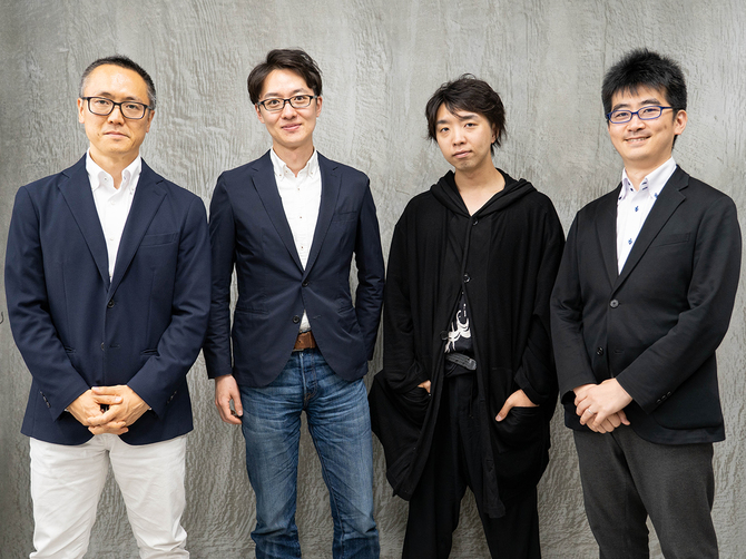 左からピクシーダストテクノロジーズ取締役CFOの関根喜之氏、代表取締役COOの村上泰一郎、代表取締役CEOの落合陽一氏、取締役CROの星貴之氏