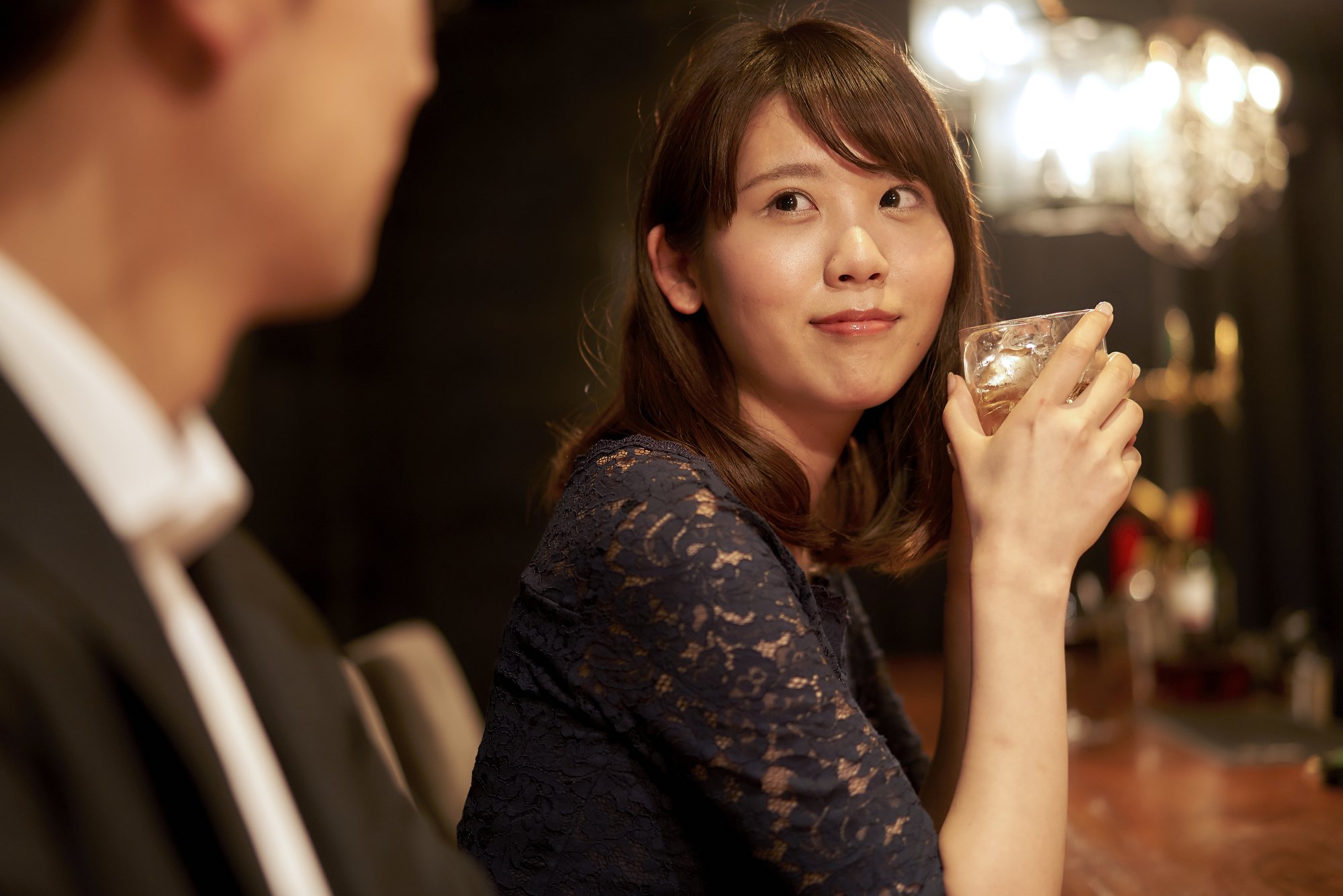 「本当にお酒のせい?」酔っぱらうと相手が魅力的に見えるメカニズム