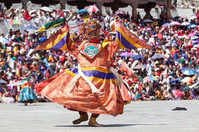 秋にティンプーで行われるツェチュ祭りは首都と言うこともあり観光客でも見学しやすい