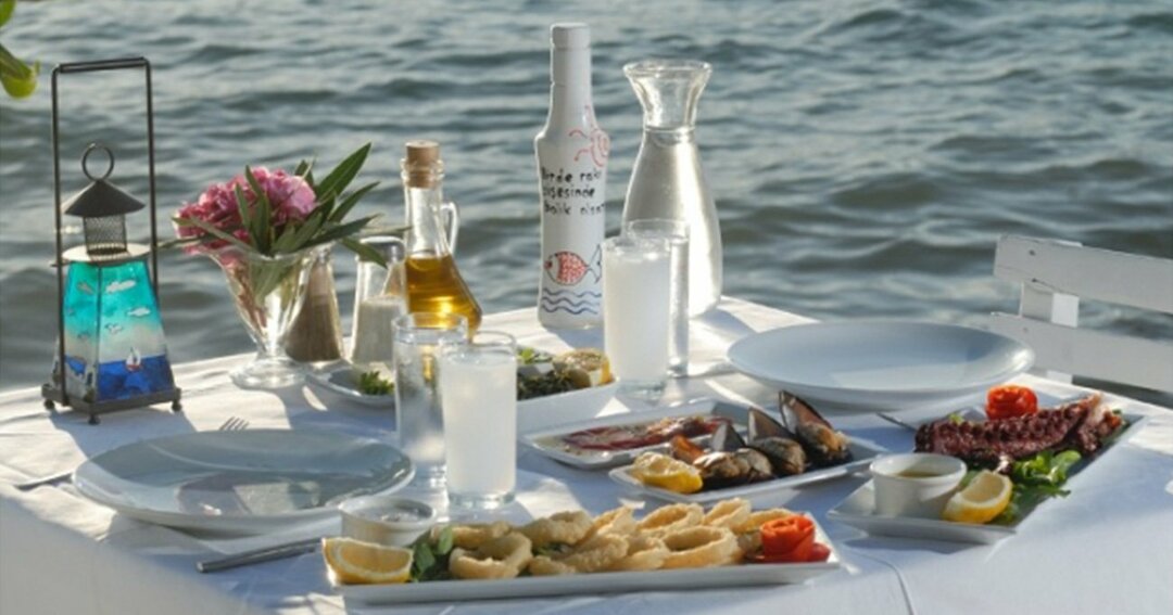 地中海沿岸で飲まれているウーゾ ©iStock
