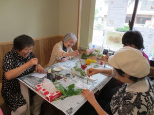 広がる「認知症カフェ」は志の高いNPO任せでいいのか
