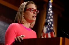 米民主党、シネマ上院議員が離党表明　無所属に