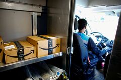 アマゾン大幅増収、コスト増で利益は予想届かず