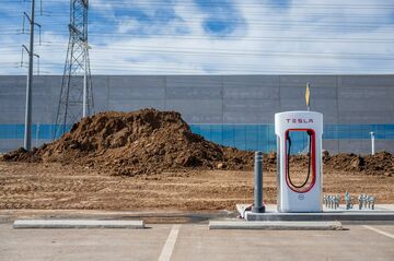 テスラ充電器部門の大量解雇、EV業界に衝撃走る