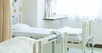容赦なさすぎ…高額療養費制度の見直しで「優遇されてきた70歳以上」も負担増、 1年間の医療費が2倍になるケースも!