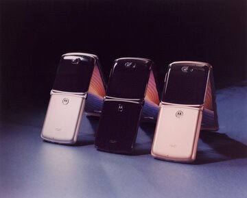 縦折りスマホ日本上陸か!? 5G対応折りたたみスマホ、モトローラ「razr 5G」