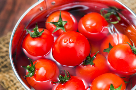 光触媒で「トマト」が<br />できるって<br />ご存じでしたか？