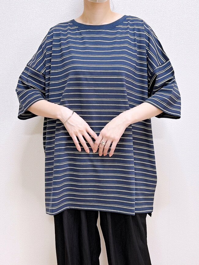 「色違いで2枚購入しました」ニコアンドの“ゆったりトップス”が体型カバーの天才なんです！「ノーストレスなので何枚あっても良い」「ボディライン隠しにはもってこい」