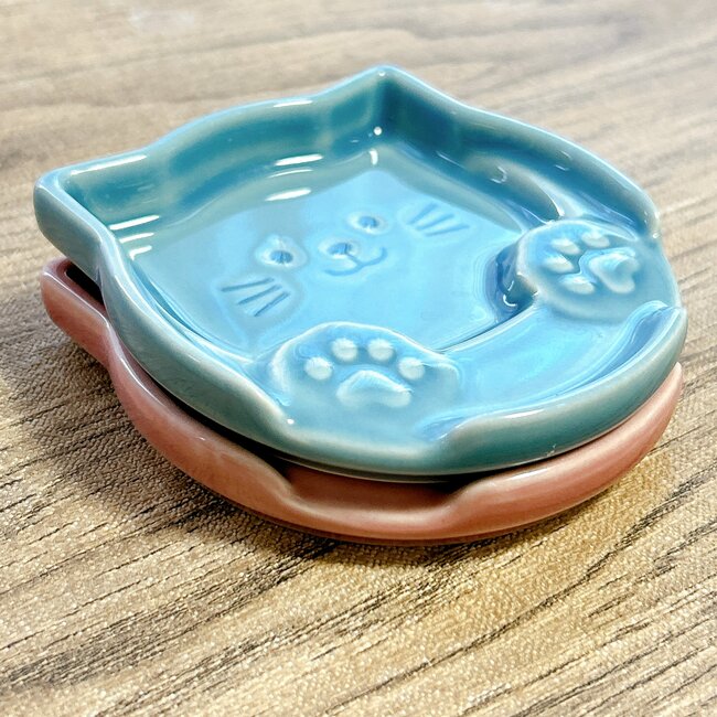 待って、天才すぎる…!セリアで見つけた「ネコちゃん食器」小皿と箸置きが合体してるんだけど!