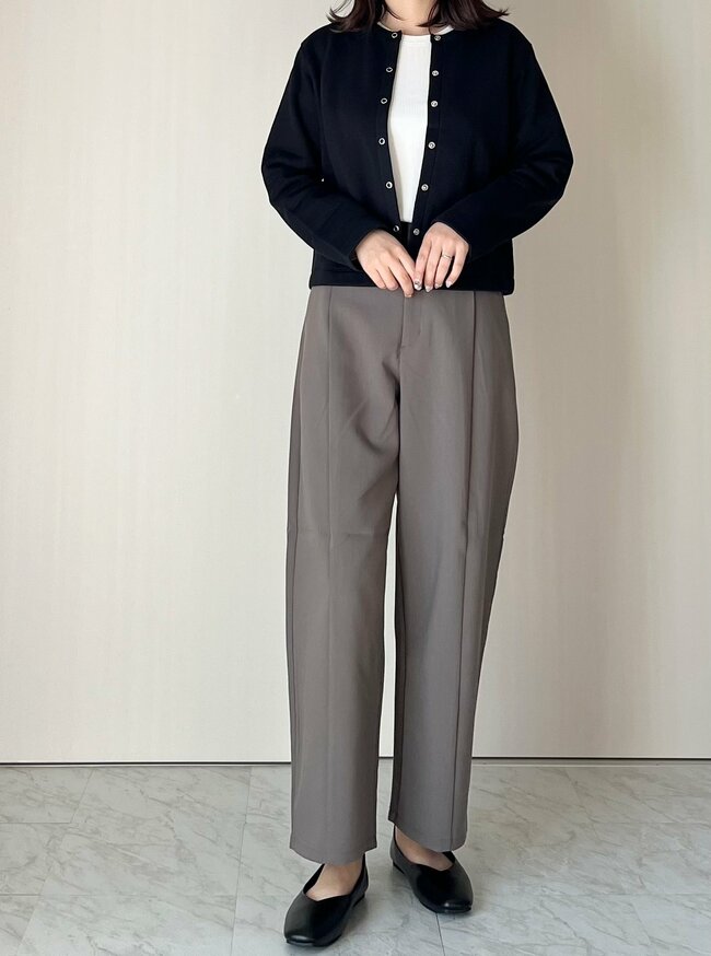 「痩せて見える!」「全色購入した」GUの“1990円ワイドパンツ”たっぷり着回せてコスパ抜群です!「脚の形が全く出ない!」