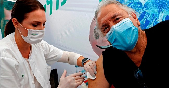イスラエル・テルアビブで新型コロナウイルスワクチンの接種を受ける高齢者（イスラエル・テルアビブ）