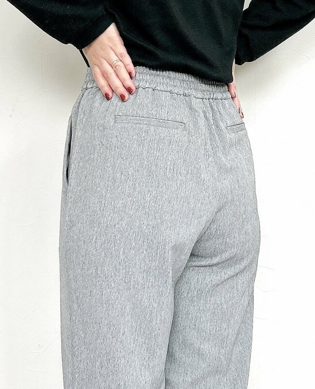 「勢いで3色買いしました」グローバルワークの“シワになりにくいパンツ”楽ちんなのにオシャレで手放せない…！「太ももがスッキリ」「1年中履ける」