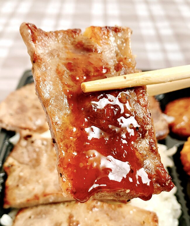 おかずの量がおかしいって…！ほっともっとの“よくばり弁当”ステーキ6枚、エビフライ、から揚げ、メンチはやりすぎだよ！「肉祭りみたい」「インパクトでけぇ…」