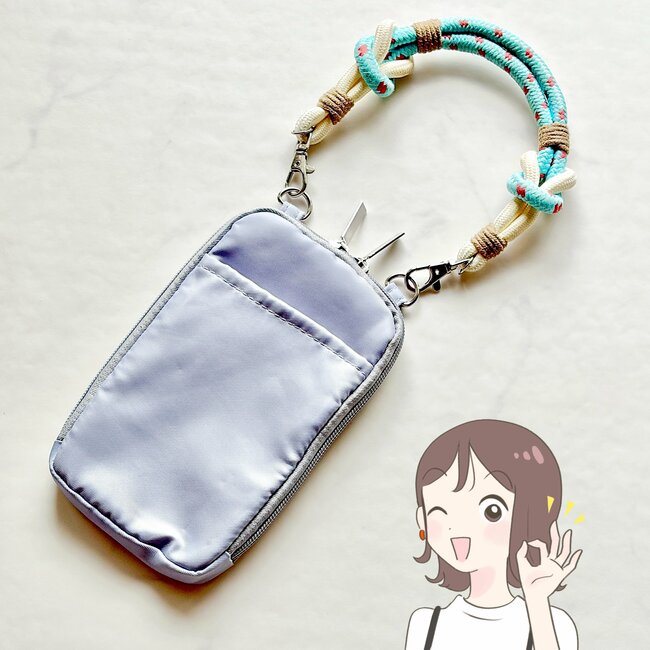 便利すぎて3色まとめ買いした！ダイソーの“財布がわりになるポーチ”お散歩や旅行で大活躍！「ガバッと開いていい」「内ポケットたくさんあって助かる」《購入レビュー》
